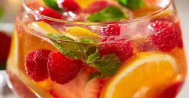 Bunte alkoholische Bowle in einer Schüssel, ideal für Feiern und Zusammenkünfte.