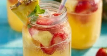 Erfrischende Ananas-Erdbeer-Bowle in einer Glaskaraffe