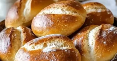 Berliner Knüppel, ein traditionelles süßes Gebäck aus Berlin, frisch gebacken und serviert.
