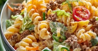 Big Mac Nudelsalat in einer Schüssel, inspiriert vom klassischen Burger.