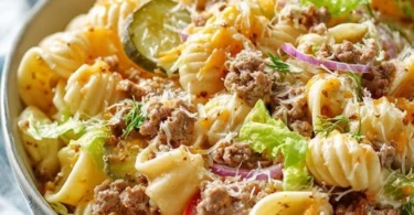 Big Mac Nudelsalat mit frischen Zutaten und Dressing