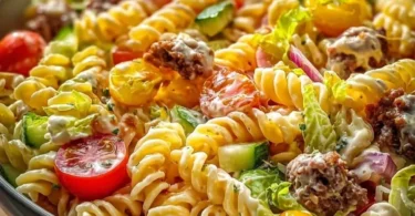 Big Mac Pasta Salat mit frischen Zutaten und würziger Soße