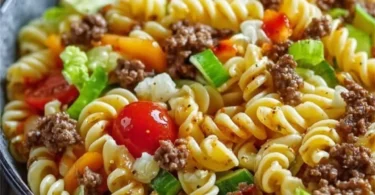 Big Mac Pastasalat mit frischen Zutaten und herzhaftem Dressing