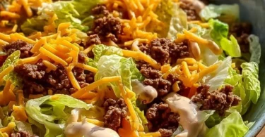 Großer Teller mit frischem Big Mac Salat, inspiriert vom klassischen Big Mac.