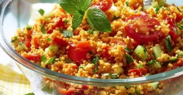 Verschiedene Zutaten für einen frischen Bulgursalat auf einem Tisch.