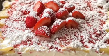 Erdbeer-Lasagne mit frischen Erdbeeren und cremigem Topping auf einem Teller