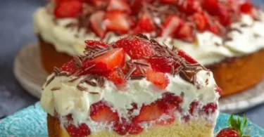 Fantakuchen mit Schmand und Erdbeeren auf einem Teller serviert