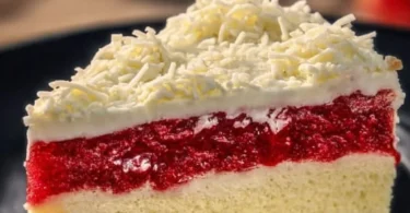 Leckerer Frau Holle Kuchen auf einem Teller, perfekt für jede Kaffeetafel.