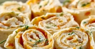 Leckere Frischkäse Roll-Ups serviert auf einem weißen Teller
