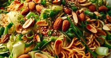 Bunte Salatvariationen auf einem Teller