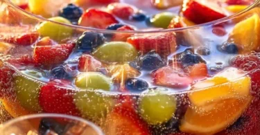 Erfrischende fruchtige Bowle in einem dekorativen Glas