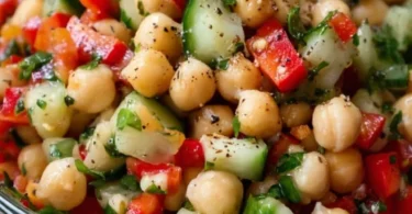 Bunte Schüssel mit frisch zubereitetem Kichererbsensalat