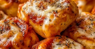 Knusprige Air-Fryer-Pizza-Rollen auf einem Teller serviert