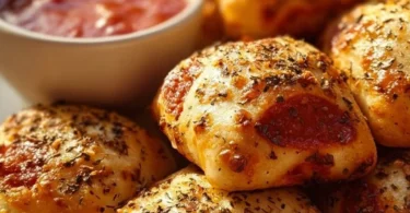 Krosse Heißluftfritteusen-Pizzaröllchen frisch zubereitet auf einem Teller.