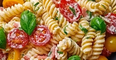 Leckere Portion Mahlwerk Pastasalat mit frischen Zutaten