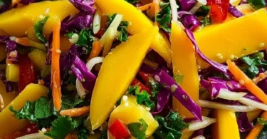 Frischer Mangosalate mit Mangosavate in einer ansprechenden Schüssel