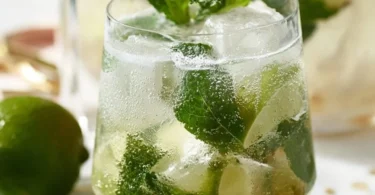 Erfrischende Mojitobowle mit Minze und Limette, perfekt für Sommerpartys.