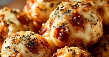 Leckere Pizza Bällchen auf einem Teller, frisch zubereitet und serviert.