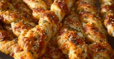 Leckere schnelle Pizzastangen in einem nahen Blick.