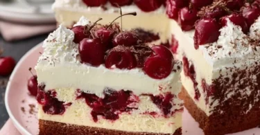 Schwarzwälder Kirschtorte vom Blech mit Kirschfüllung und Schlagsahne