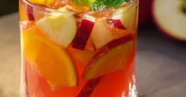 Schale für Sex on the Beach Cocktails mit frischen Zutaten und buntem Design