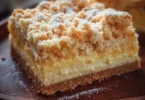 Leckerer Streuselkuchen mit Pudding auf einem Teller serviert