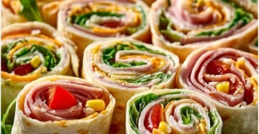Ein Tablett mit beliebten Wrap Röllchen gefüllt mit frischen Zutaten