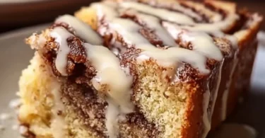 Leckerer Zimtkuchen, perfekt gebacken mit Zimt und einer saftigen Textur.