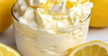 Hausgemachte Zitronencreme - frisch und cremig serviert.